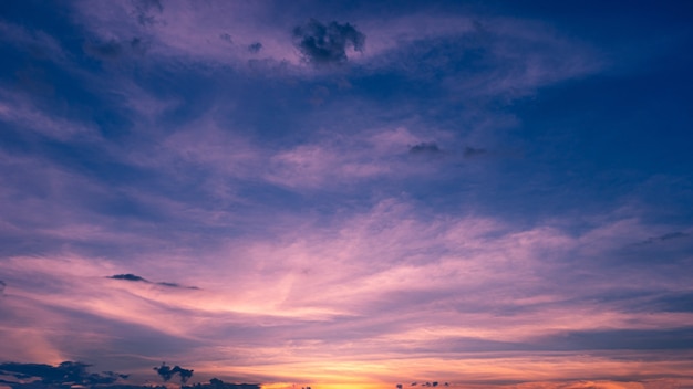 Colorido cielo dramático con nubes al atardecer