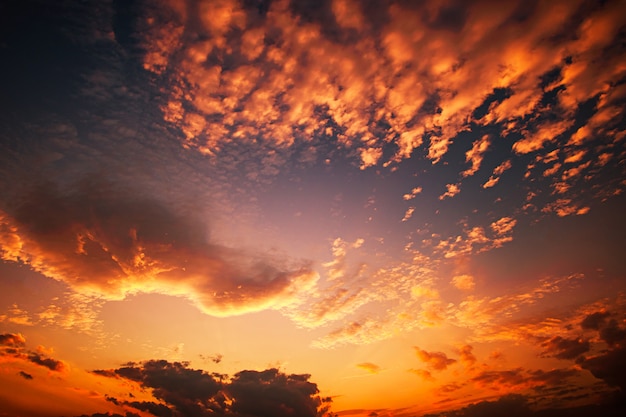 Colorido cielo dramático con nubes al atardecer