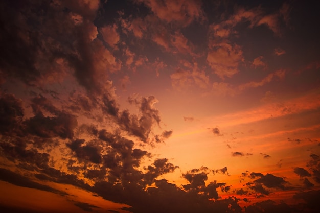 Colorido cielo dramático con nubes al atardecer