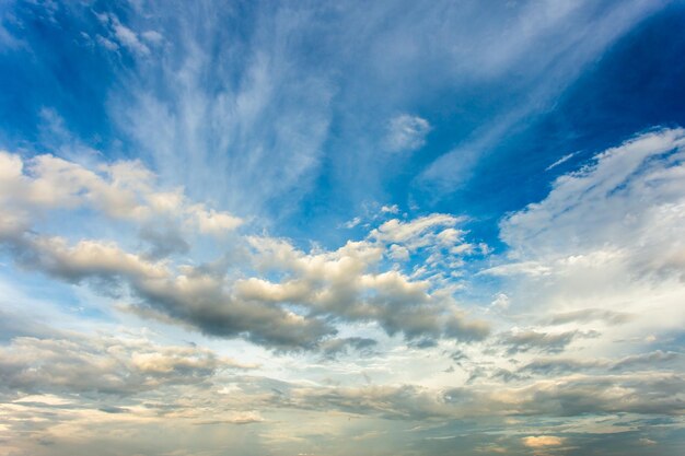 colorido cielo dramático con nubes al atardecer