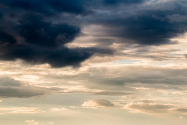 colorido cielo dramático con nubes al atardecer