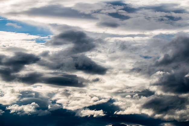 colorido cielo dramático con nubes al atardecer