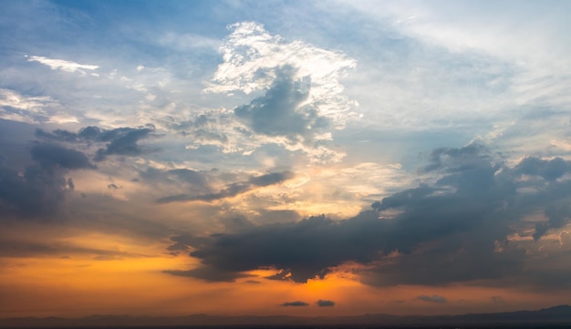 colorido cielo dramático con nubes al atardecer