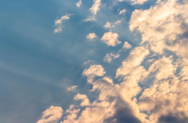 colorido cielo dramático con nubes al atardecer