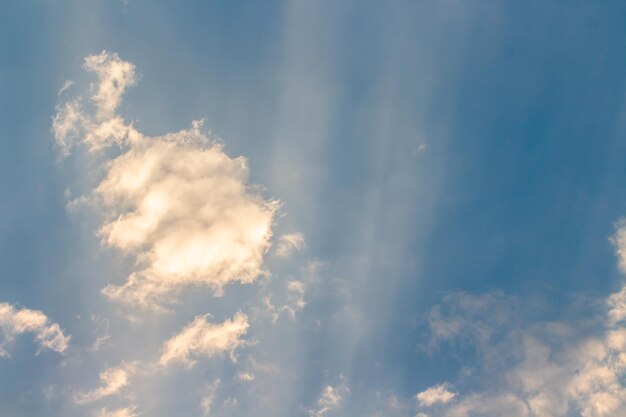 colorido cielo dramático con nubes al atardecer