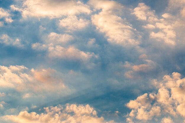 colorido cielo dramático con nubes al atardecer