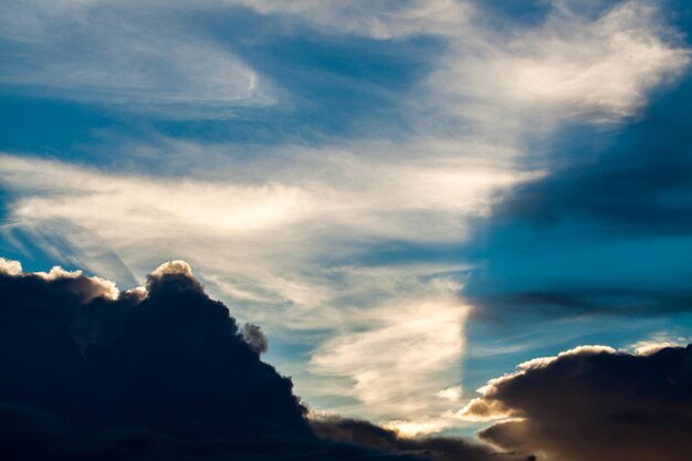 colorido cielo dramático con nubes al atardecer