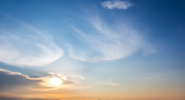 Colorido cielo dramático con nubes al atardecer