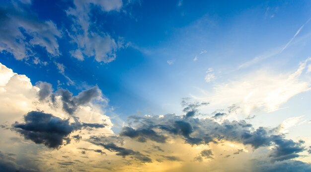 Colorido cielo dramático con nubes al atardecer