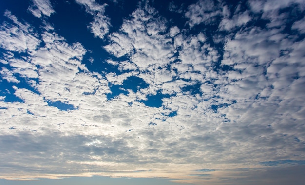 Colorido cielo dramático con nubes al atardecer