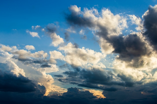 Colorido cielo dramático con nubes al atardecer