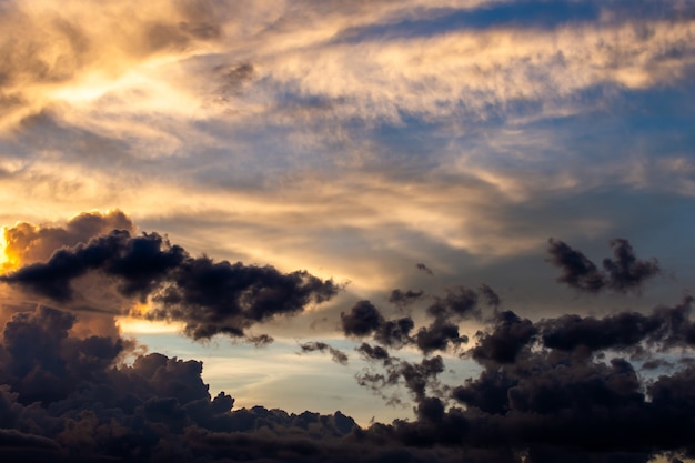 Colorido cielo dramático con nubes al atardecer