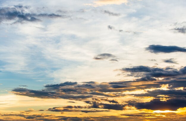 Colorido cielo dramático con nubes al atardecer