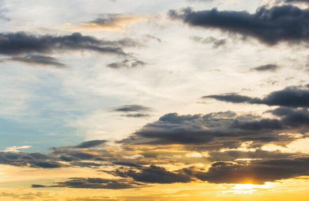 Colorido cielo dramático con nubes al atardecer