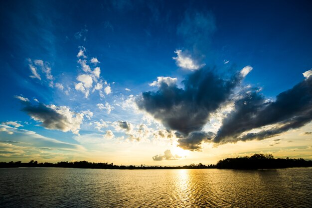 Colorido cielo dramático con nubes al atardecer