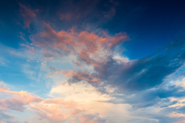 Colorido cielo dramático con nubes al atardecer