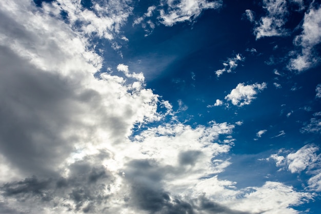 Colorido cielo dramático con nubes al atardecer