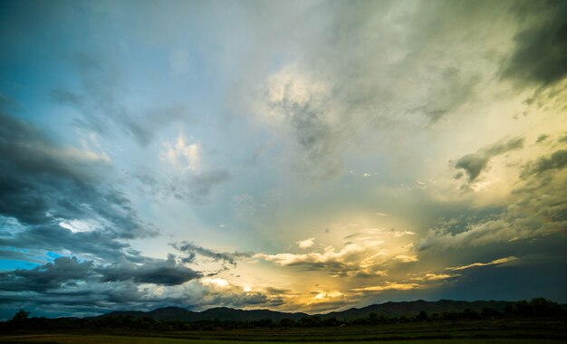 Colorido cielo dramático con nubes al atardecer.