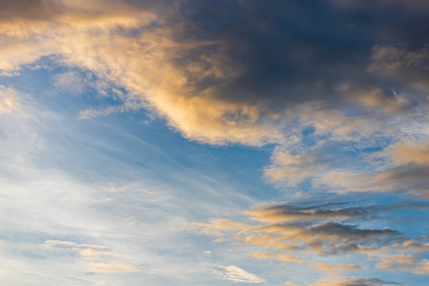 Colorido cielo dramático con nubes al atardecer