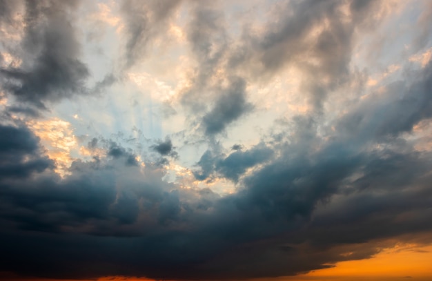 Colorido cielo dramático con nubes al atardecer