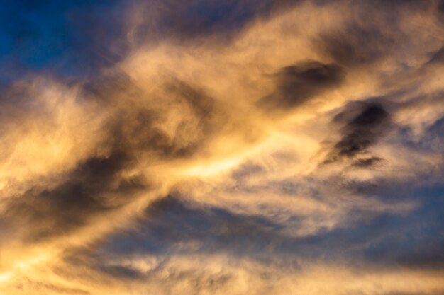 Colorido cielo dramático con nubes al atardecer