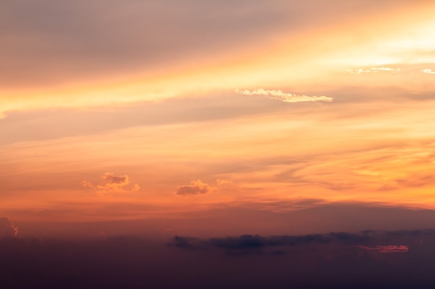 Colorido cielo dramático con nubes al atardecer