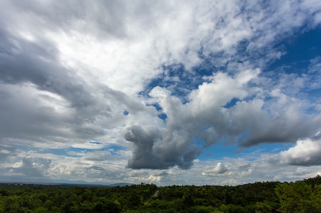 Foto colorido cielo dramático con nubes al atardecer.