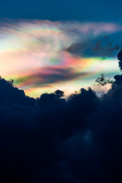 Colorido cielo dramático con nubes al atardecer.