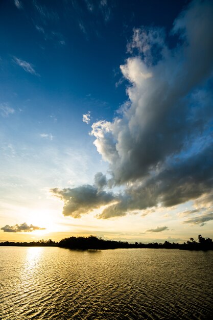 Colorido cielo dramático con nubes al atardecer.