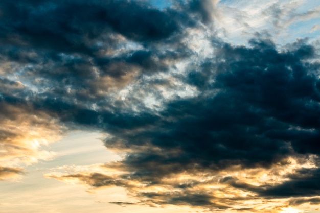 Colorido cielo dramático con nubes al atardecer.