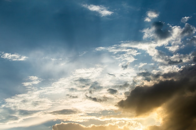 Colorido cielo dramático con nubes al atardecer.