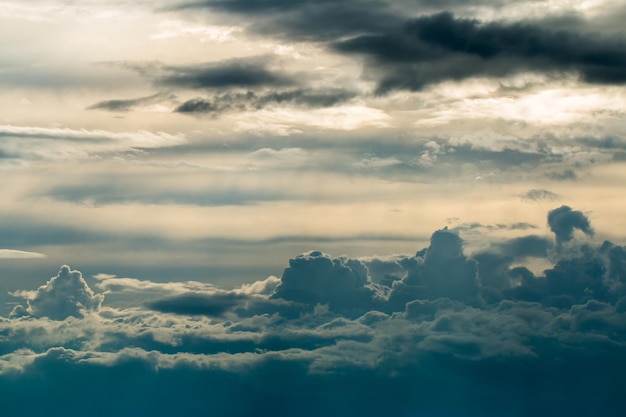 Colorido cielo dramático con nubes al atardecer.