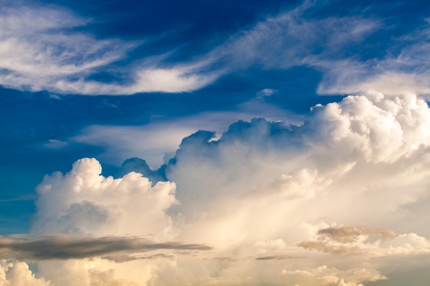 Colorido cielo dramático con nubes al atardecer.