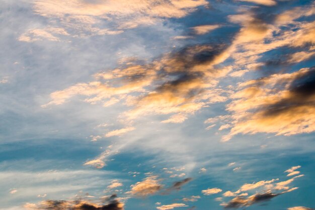 Colorido cielo dramático con nubes al atardecer.