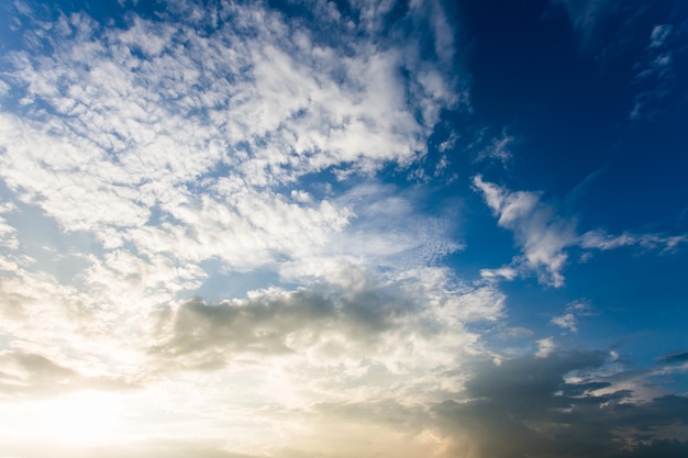 Colorido cielo dramático con nubes al atardecer.