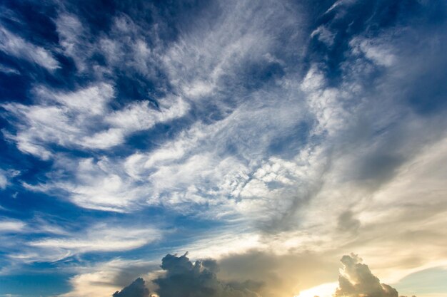 Colorido cielo dramático con nubes al atardecer