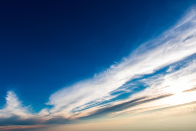 Colorido cielo dramático con nubes al atardecer