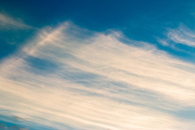 Colorido cielo dramático con nubes al atardecer