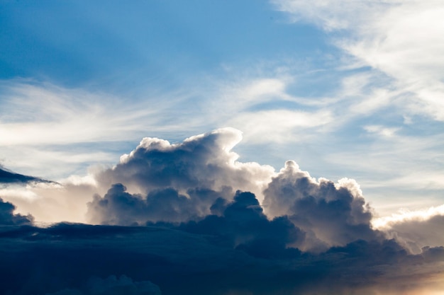 Colorido cielo dramático con nubes al atardecer