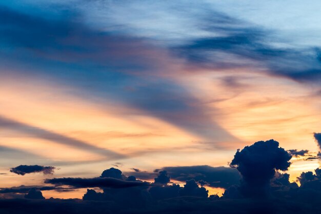 Colorido cielo dramático con nubes al atardecer