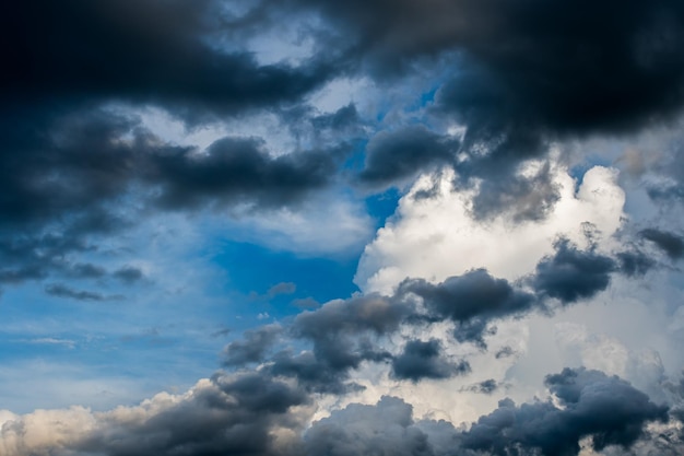 Colorido cielo dramático con nubes al atardecer