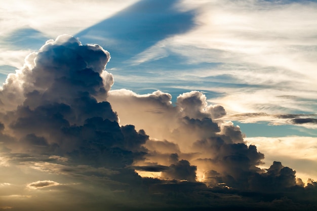 Colorido cielo dramático con nubes al atardecer