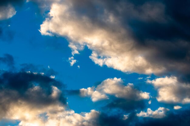 colorido cielo dramático con nubes al atardecer