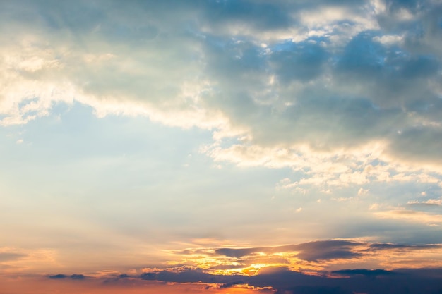 colorido cielo dramático con nubes al atardecer