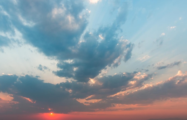 colorido cielo dramático con nubes al atardecer