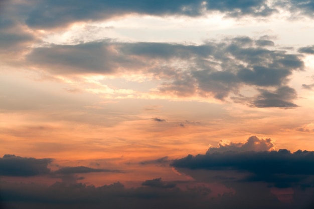 colorido cielo dramático con nubes al atardecer