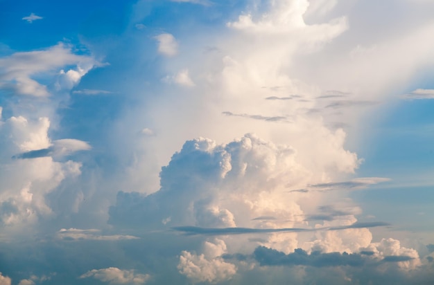 colorido cielo dramático con nubes al atardecer