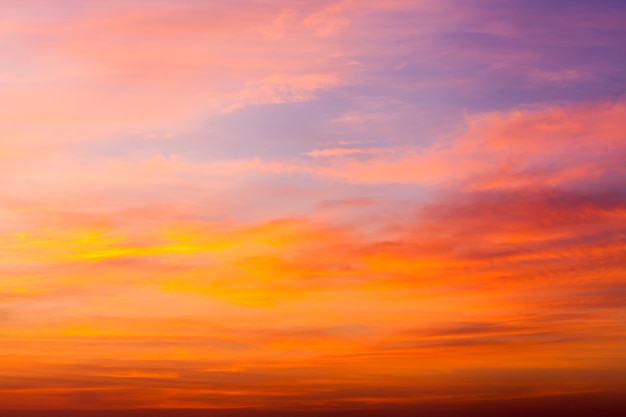 colorido cielo dramático con nubes al atardecer