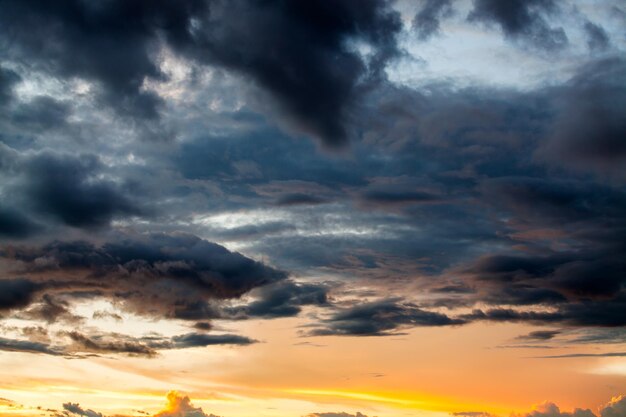 colorido cielo dramático con nubes al atardecer