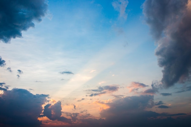 colorido cielo dramático con nubes al atardecer